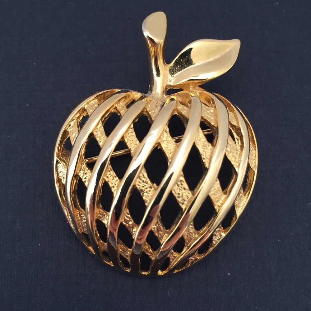 Apple Brooch Pin Gold Tone Woven Basket Weave Texture Vintage Retro EUC